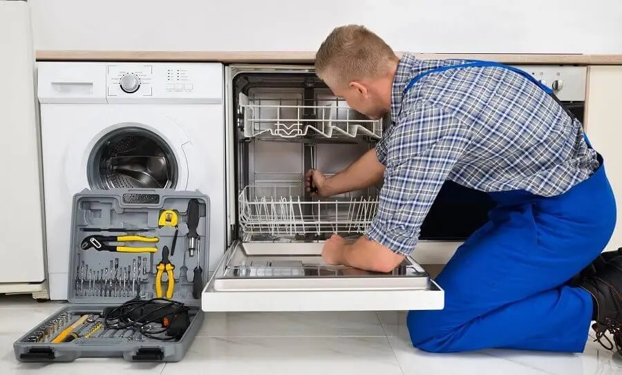 Foça Gorenje servisi teknisyen ekibi beyaz eşya tamiri yaparken